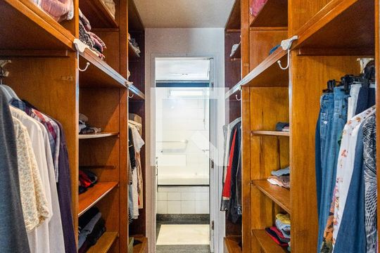 Comprar apartamento com varanda, closet e 4 quartos. — Closet