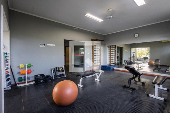 Comprar apartamento com varanda, closet e 4 quartos. — Academia
