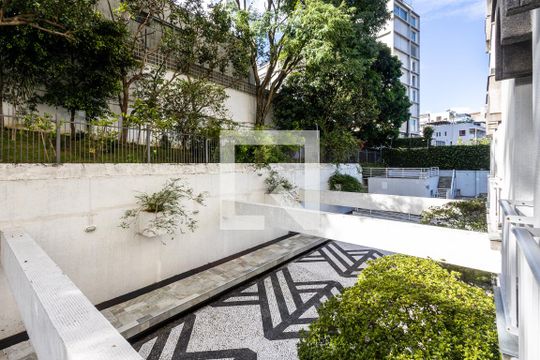 Comprar apartamento com varanda, closet e 4 quartos. — Sala - Vista