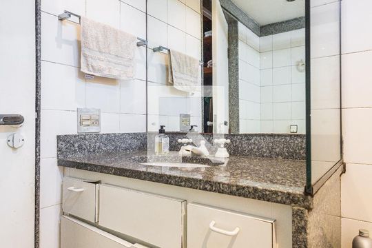 Comprar apartamento com varanda, closet e 4 quartos. — Banheiro da Suíte