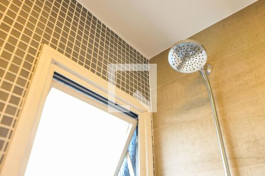 Apartamento com 3 quartos e churrasqueira. Compra ideal com churrasqueira no condomínio. — Banheiro da Sala