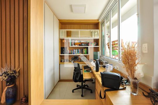 Apartamento com 3 quartos e churrasqueira. Compra ideal com churrasqueira no condomínio. — Escritório