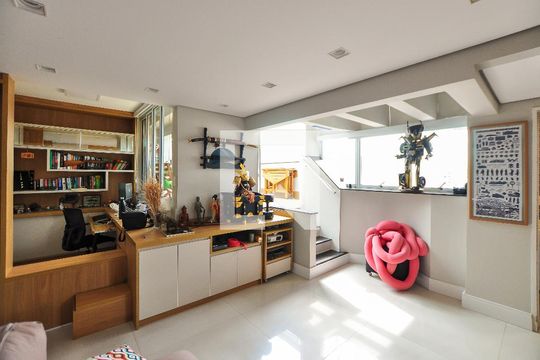 Apartamento com 3 quartos e churrasqueira. Compra ideal com churrasqueira no condomínio. — Sala de Estar