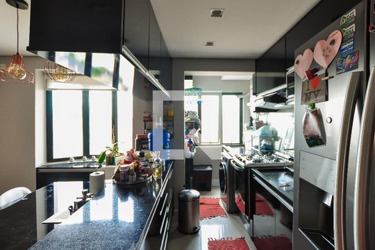 Apartamento com 3 quartos e churrasqueira. Compra ideal com churrasqueira no condomínio. — Cozinha