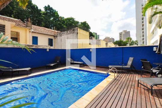 Apartamento com 3 quartos e churrasqueira. Compra ideal com churrasqueira no condomínio. — Área comum - Piscina