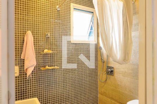 Apartamento com 3 quartos e churrasqueira. Compra ideal com churrasqueira no condomínio. — Banheiro da Sala