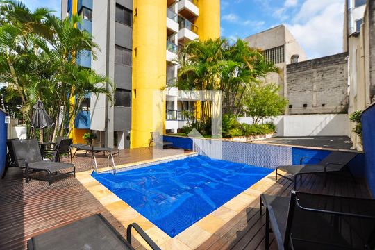 Apartamento com 3 quartos e churrasqueira. Compra ideal com churrasqueira no condomínio. — Área comum - Piscina