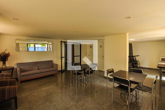 Apartamento com 3 quartos e churrasqueira. Compra ideal com churrasqueira no condomínio. — Área comum - Salão de festas