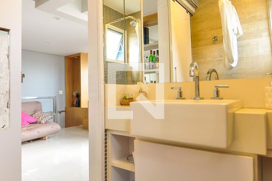 Apartamento com 3 quartos e churrasqueira. Compra ideal com churrasqueira no condomínio. — Banheiro da Sala