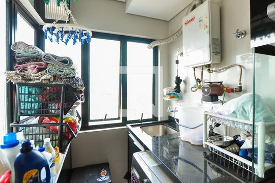 Apartamento com 3 quartos e churrasqueira. Compra ideal com churrasqueira no condomínio. — Área de Serviço