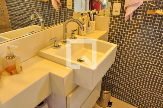 Apartamento com 3 quartos e churrasqueira. Compra ideal com churrasqueira no condomínio. — Banheiro da Sala