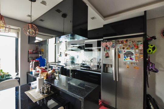 Apartamento com 3 quartos e churrasqueira. Compra ideal com churrasqueira no condomínio. — Cozinha