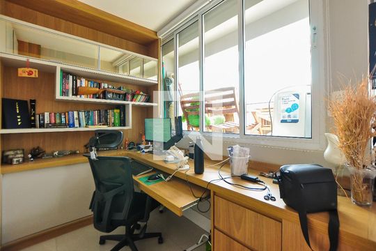 Apartamento com 3 quartos e churrasqueira. Compra ideal com churrasqueira no condomínio. — Escritório