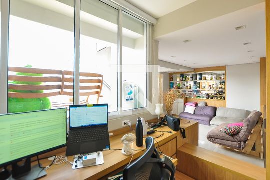Apartamento com 3 quartos e churrasqueira. Compra ideal com churrasqueira no condomínio. — Escritório