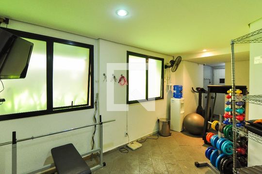 Apartamento com 3 quartos e churrasqueira. Compra ideal com churrasqueira no condomínio. — Área comum - Academia