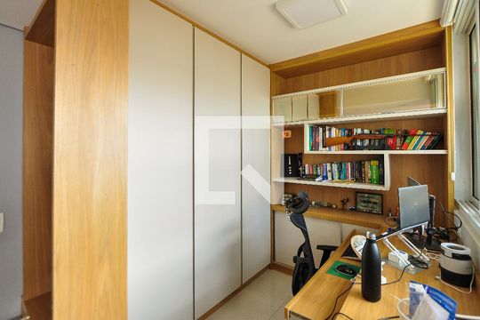 Apartamento com 3 quartos e churrasqueira. Compra ideal com churrasqueira no condomínio. — Escritório