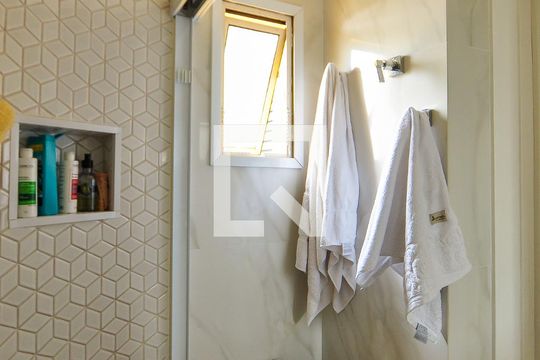Apartamento com 3 quartos e churrasqueira. Compra ideal com churrasqueira no condomínio. — Banheiro do Quarto 2