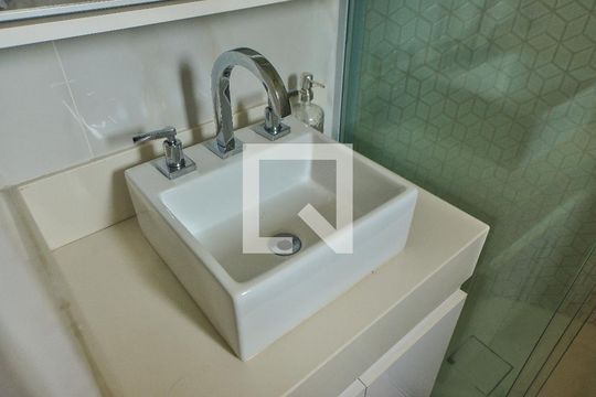 Apartamento com 3 quartos e churrasqueira. Compra ideal com churrasqueira no condomínio. — Banheiro do Quarto 2