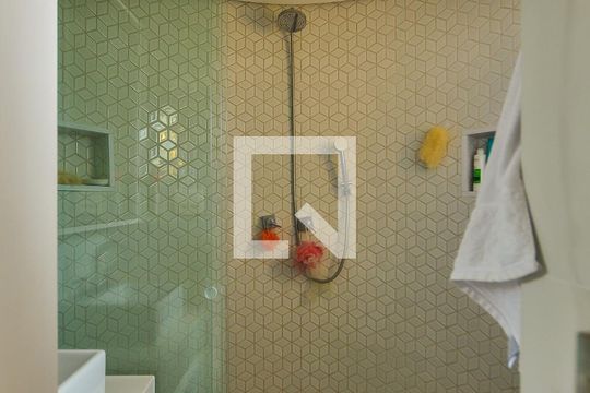 Apartamento com 3 quartos e churrasqueira. Compra ideal com churrasqueira no condomínio. — Banheiro do Quarto 2