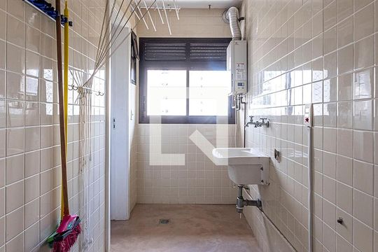 Apartamento à venda, com 335 m², 3 quartos e 4 vagas — Área de Serviço