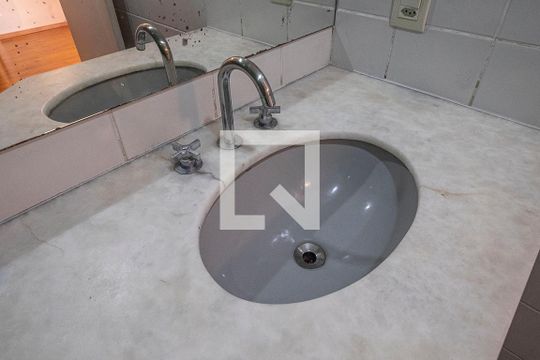 Apartamento à venda, com 335 m², 3 quartos e 4 vagas — Suíte 2 - Banheiro
