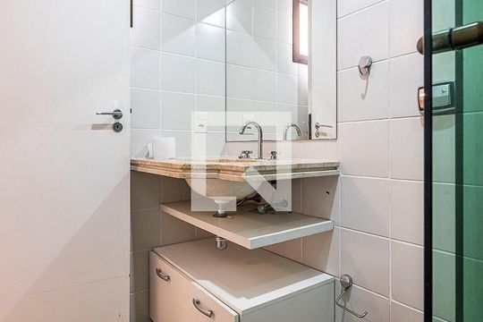 Apartamento à venda, com 335 m², 3 quartos e 4 vagas — Suíte 3 - Banheiro