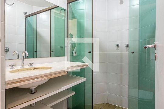 Apartamento à venda, com 335 m², 3 quartos e 4 vagas — Suíte 1 - Banheiro 2