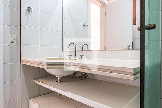 Apartamento à venda, com 335 m², 3 quartos e 4 vagas — Suíte 1 - Banheiro 2