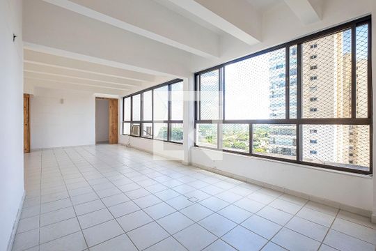 Apartamento à venda, com 335 m², 3 quartos e 4 vagas — Sala 2