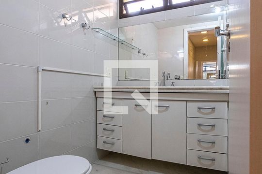 Apartamento à venda, com 335 m², 3 quartos e 4 vagas — Suíte 1 - Banheiro 1