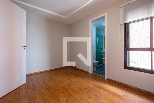 Apartamento à venda, com 335 m², 3 quartos e 4 vagas — Suíte 2