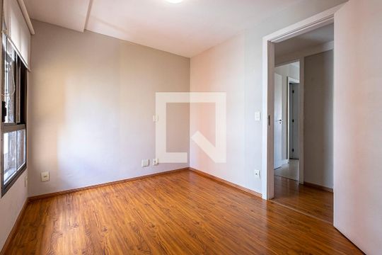 Apartamento à venda, com 335 m², 3 quartos e 4 vagas — Suíte 2