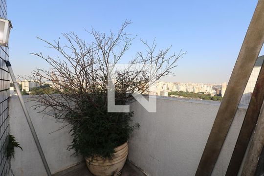 Apartamento à venda com 4 quartos, varanda e churrasqueira. — Terraço e Piscina