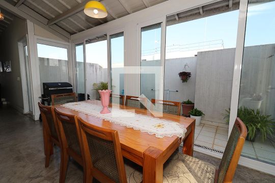 Apartamento à venda com 4 quartos, varanda e churrasqueira. — Sala