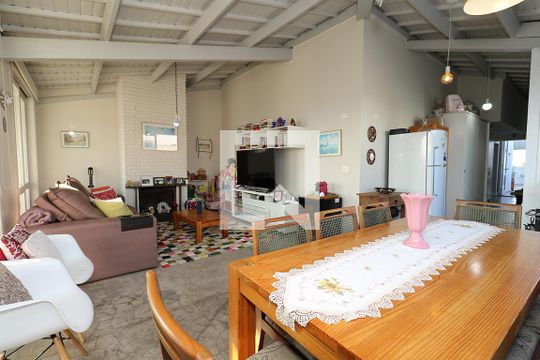 Apartamento à venda com 4 quartos, varanda e churrasqueira. — Sala
