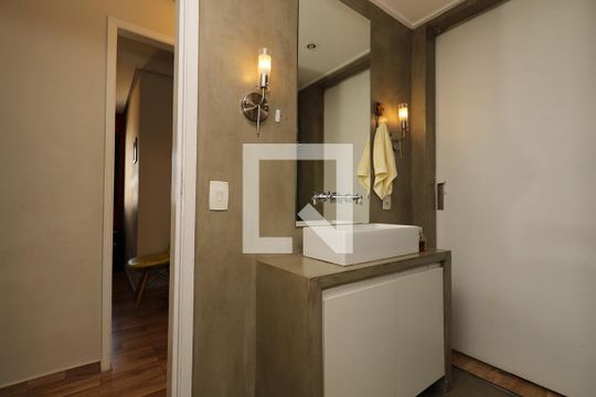 Apartamento à venda com 4 quartos, varanda e churrasqueira. — Banheiro Corredor e Quarto 3 Suíte