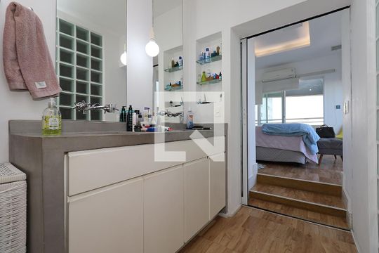 Apartamento à venda com 4 quartos, varanda e churrasqueira. — Banheiro da Suíte
