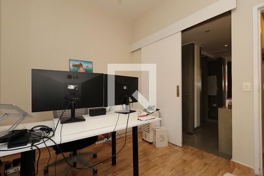 Apartamento à venda com 4 quartos, varanda e churrasqueira. — Quarto 3 Suíte