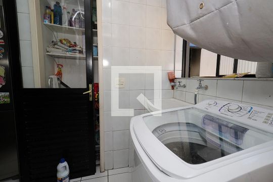 Apartamento à venda com 4 quartos, varanda e churrasqueira. — Área de Serviço