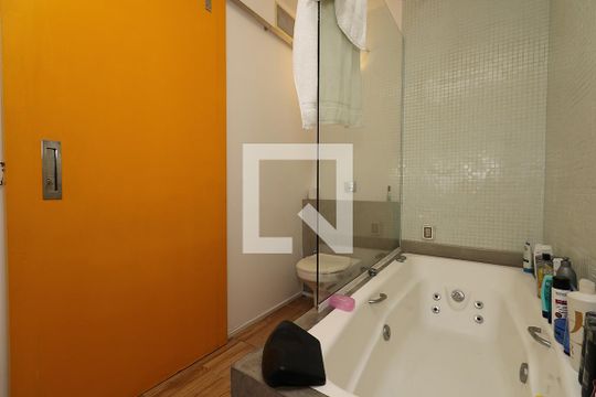 Apartamento à venda com 4 quartos, varanda e churrasqueira. — Banheiro da Suíte
