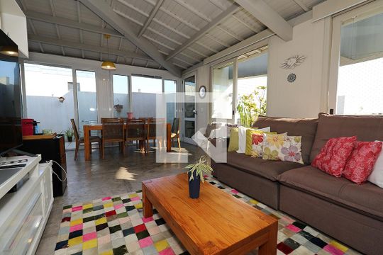 Apartamento à venda com 4 quartos, varanda e churrasqueira. — Sala