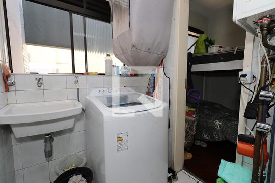 Apartamento à venda com 4 quartos, varanda e churrasqueira. — Área de Serviço