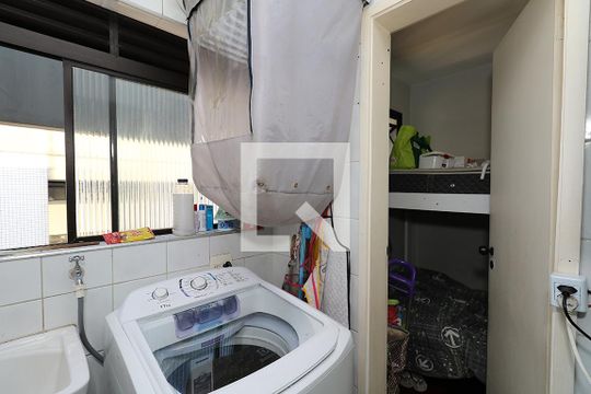Apartamento à venda com 4 quartos, varanda e churrasqueira. — Área de Serviço
