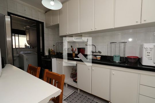 Apartamento à venda com 4 quartos, varanda e churrasqueira. — Cozinha