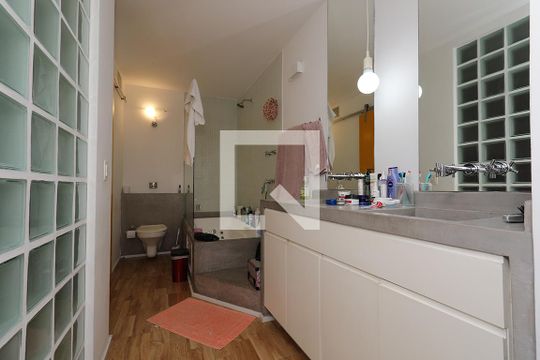Apartamento à venda com 4 quartos, varanda e churrasqueira. — Banheiro da Suíte