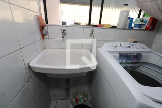 Apartamento à venda com 4 quartos, varanda e churrasqueira. — Área de Serviço