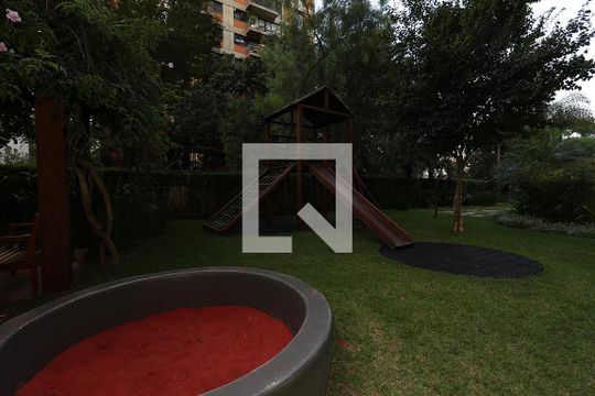 Apartamento à venda com 4 quartos, varanda e churrasqueira. — Área comum - Playground