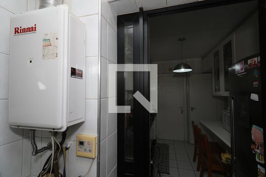 Apartamento à venda com 4 quartos, varanda e churrasqueira. — Área de Serviço - Aquecedor