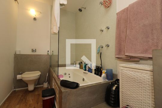 Apartamento à venda com 4 quartos, varanda e churrasqueira. — Banheiro da Suíte