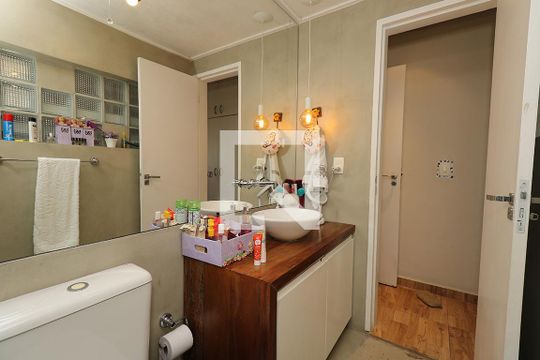 Apartamento à venda com 4 quartos, varanda e churrasqueira. — Banheiro Quarto 4 Suíte